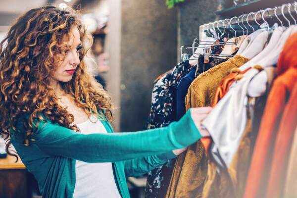 Girl Shoping from fashionisk .com clothing store